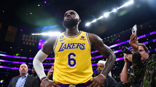 LeBron James Making A 720 Fadeaway Shot In Front Of Beyonce And Jay Z Goes Viral Fadeaway World