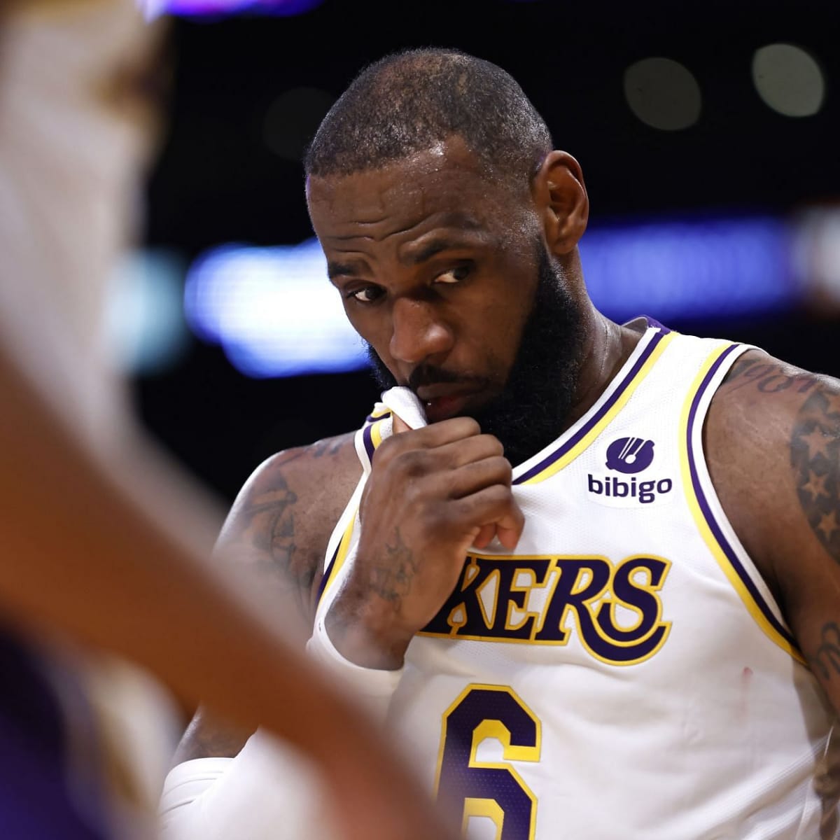 The Los Angeles Lakers Are 6-12 Since LeBron James' Famous Apology Tweet:  “It's Not His Fault.” - Fadeaway World