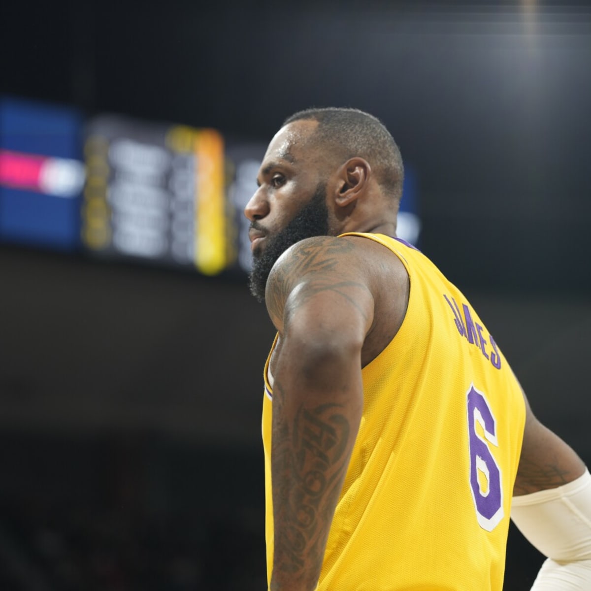 Los Angeles Lakers nearly blow 27-point lead, but still beat