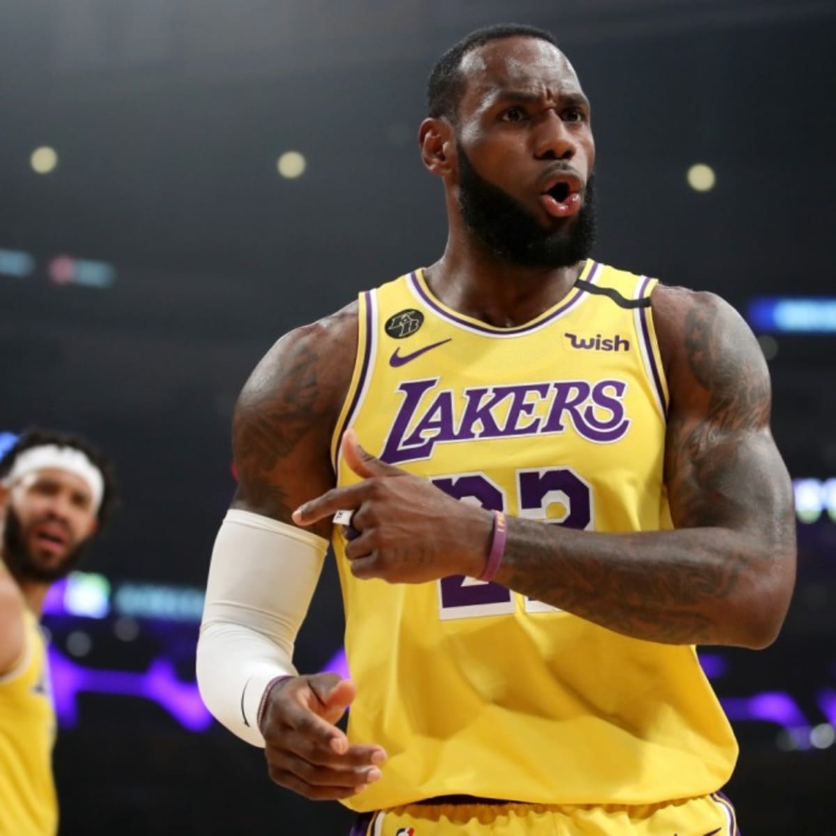 LeBron James agrees to 2-year contract extension with Lakers