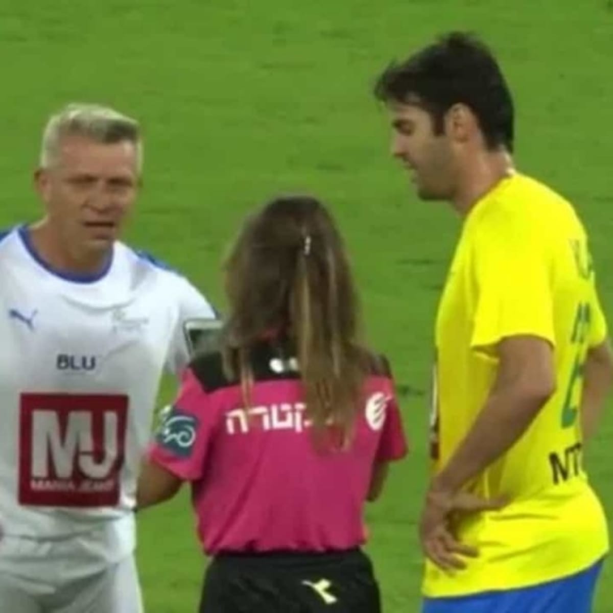 Video: Referee Shows Kaka A Yellow Card Before Taking A Selfie With Him -  Fadeaway World