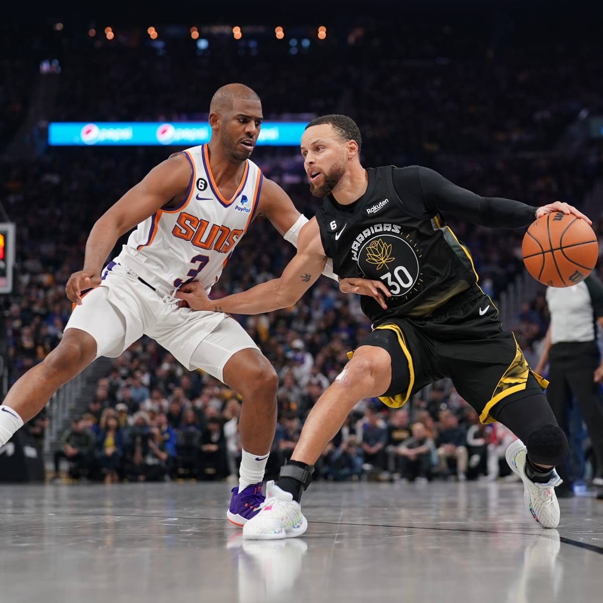 LeBron James blocks Stephen Curry and trash talks him 