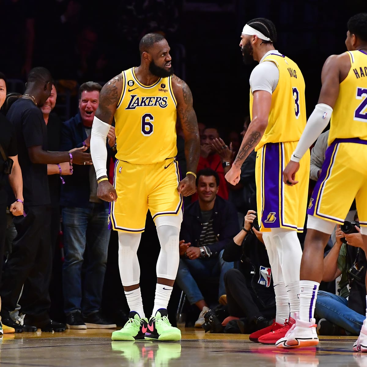 Lakers sing Whoop that trick and hit the griddy after
