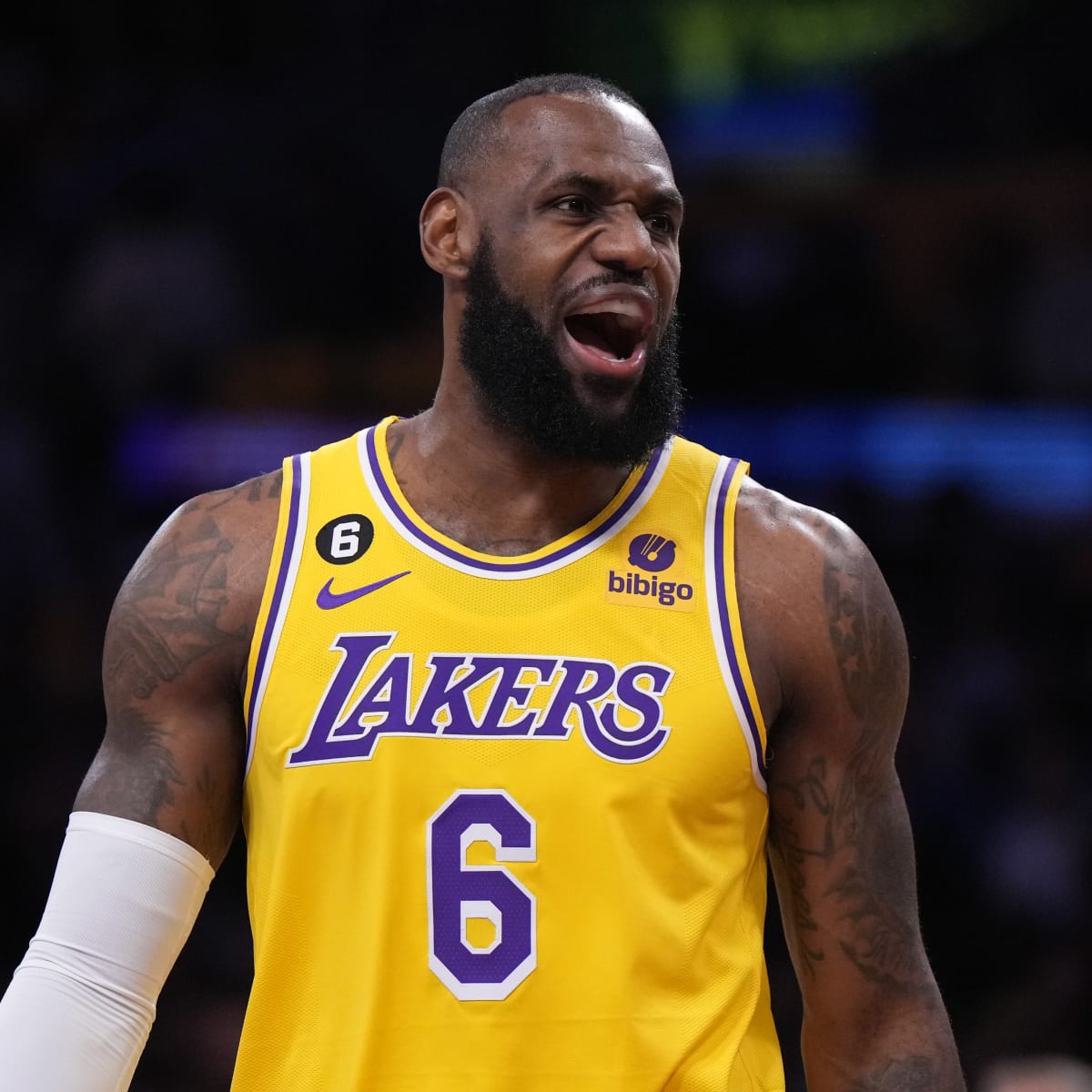 LeBron James is a genius passer, and it's solving every Lakers