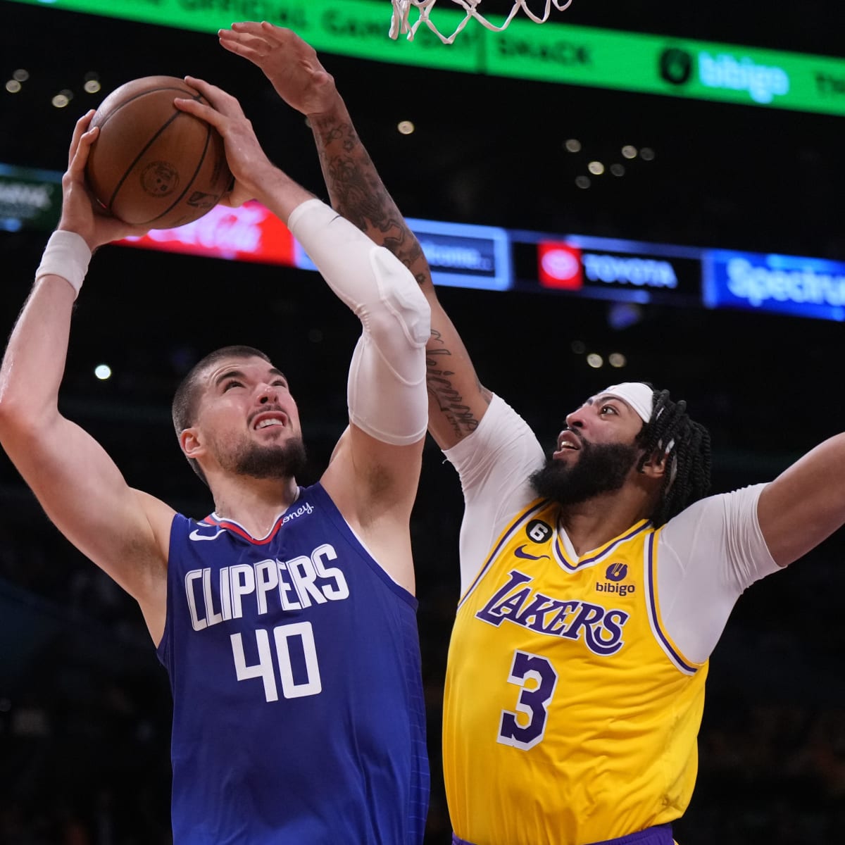 Los Angeles Lakers' Steve Nash has unnerving injury