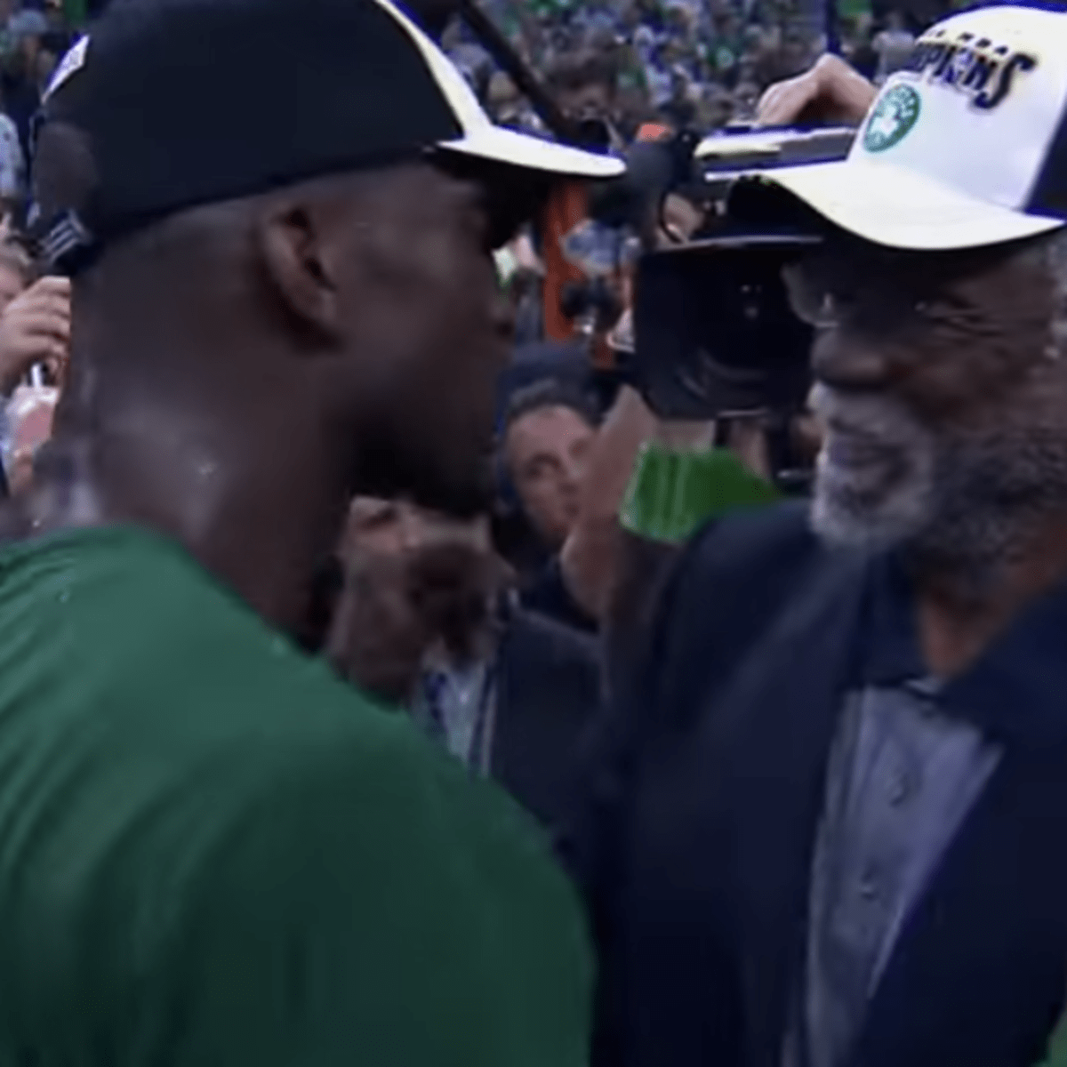 Bill Russell Once Threatened Celtics With Retirement If They Didn't Pay Him  $1 More Than Wilt Chamberlain's $100K Contract - Fadeaway World