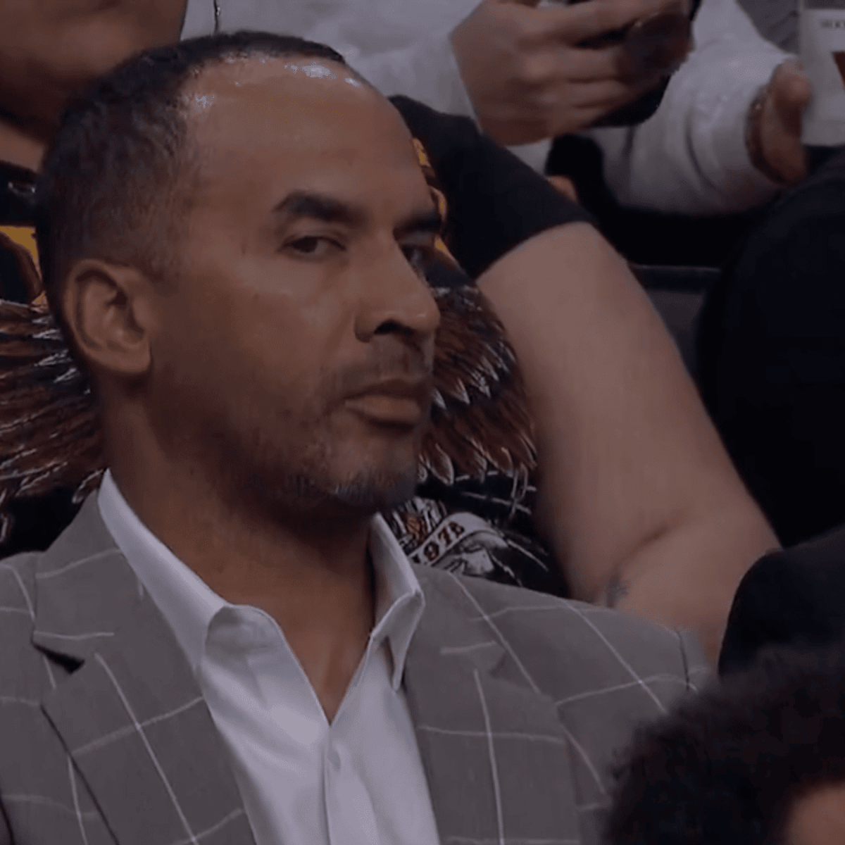 anthony-davis-hobbles-off-after-airballcameraman-zooms-straight-to-nico-harrisons-face-.png