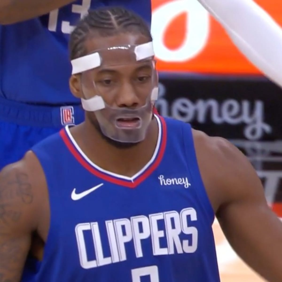 Who does kawhi clearance leonard follow on twitter