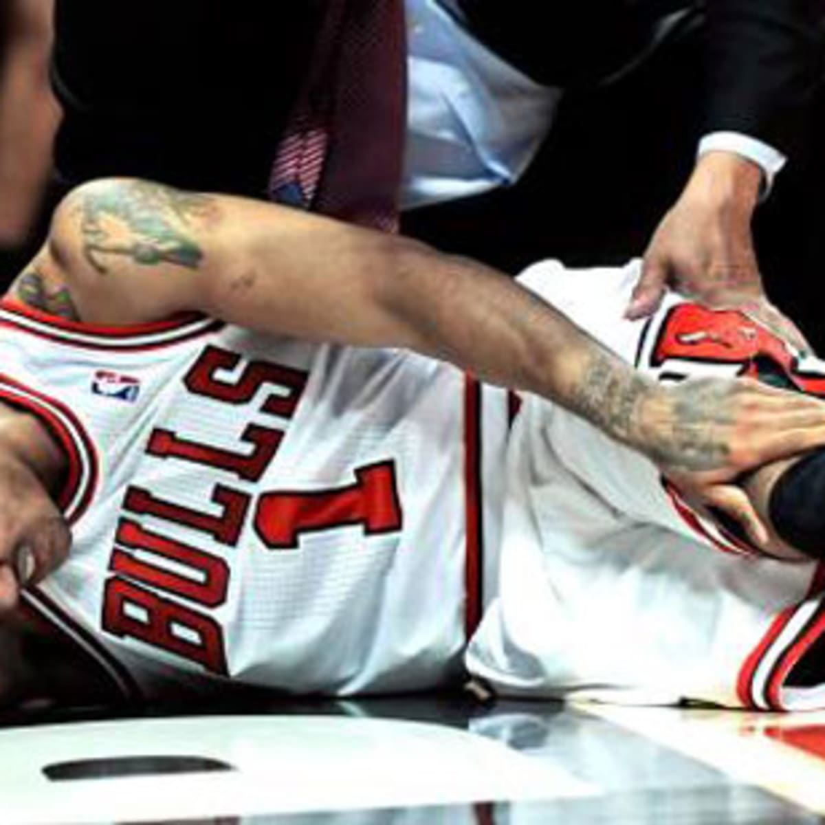 Derrick clearance rose hurt