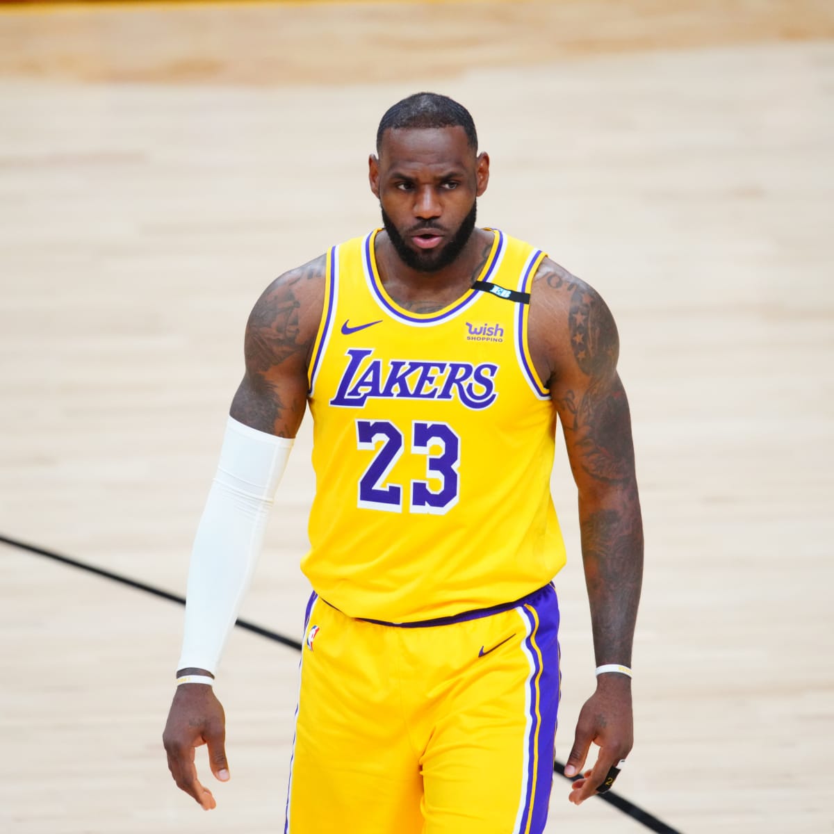 Lakers store no 23
