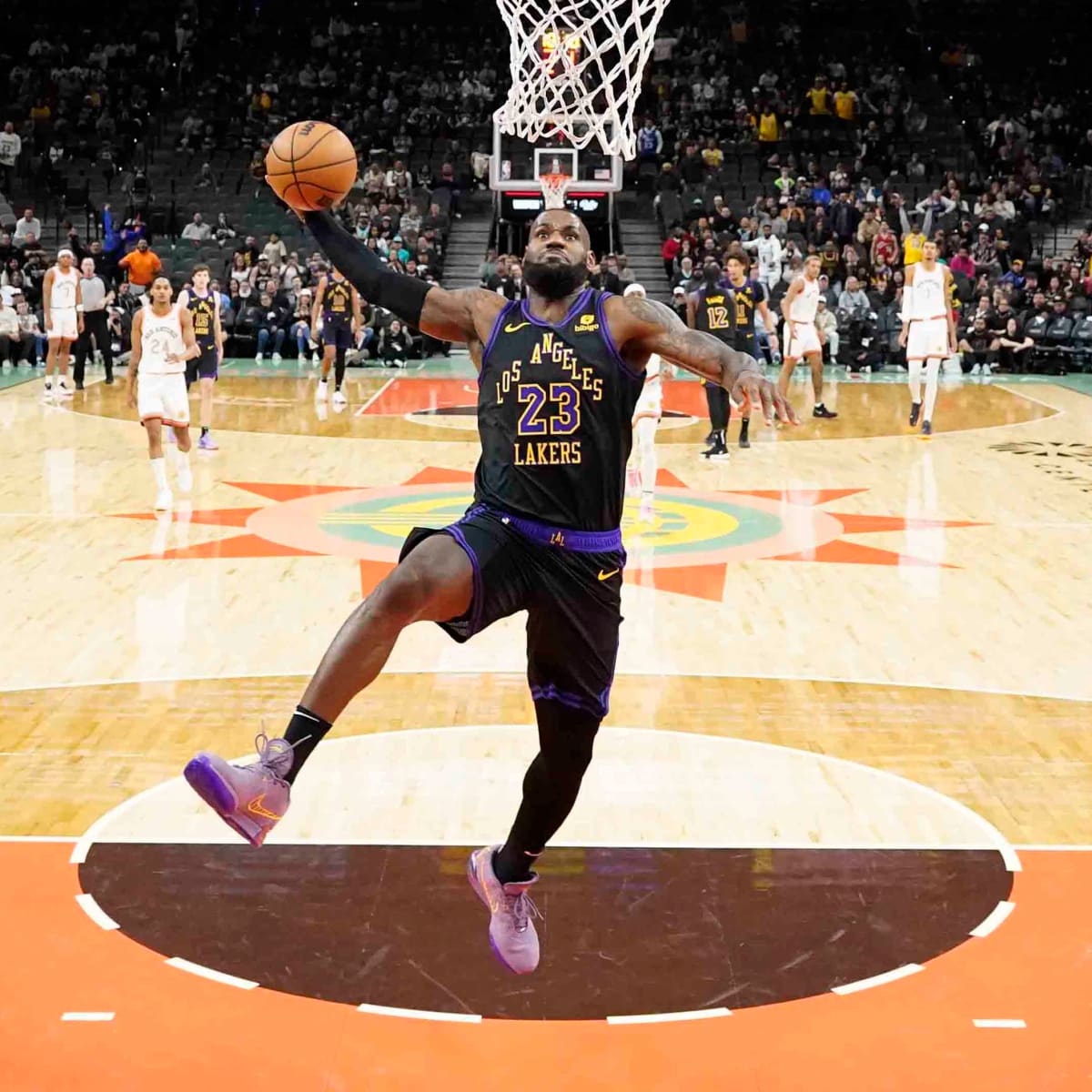 Lebron poster dunk outlet