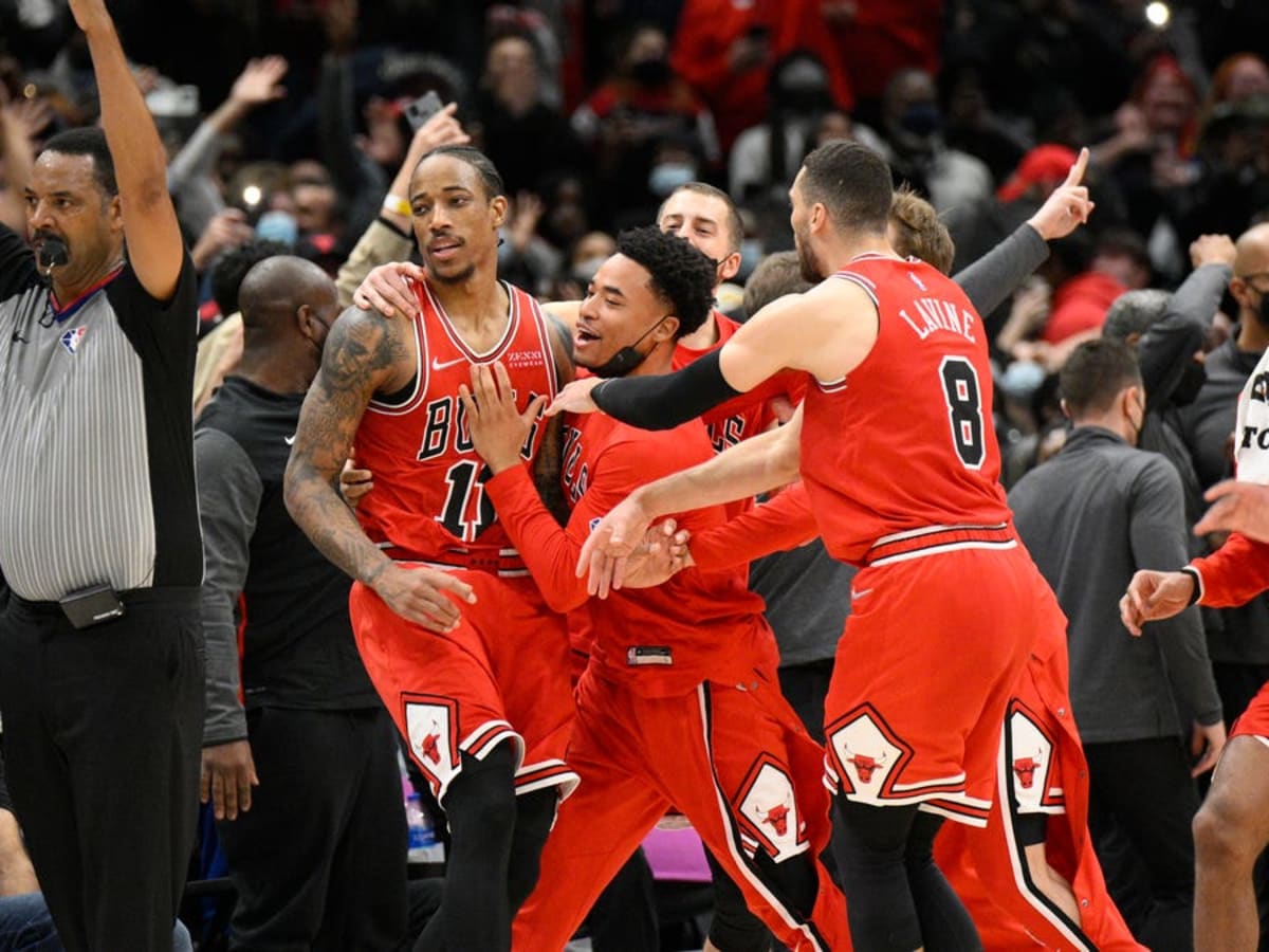 DeRozan buzzer beater lifts Bulls, LeBron hits