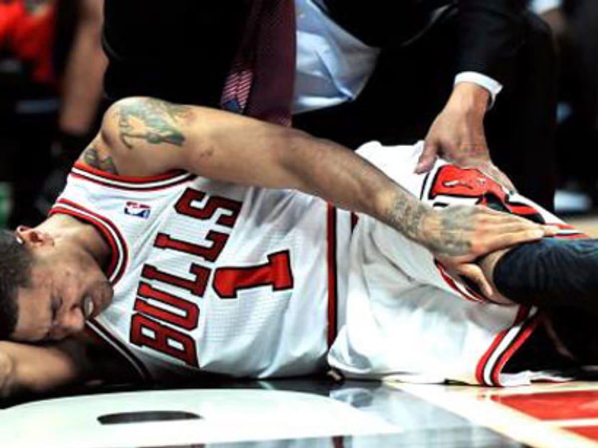 derrick rose tears his acl