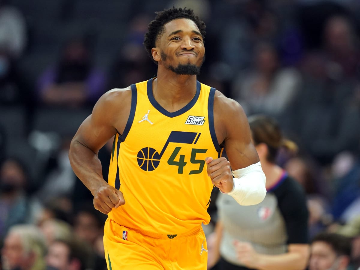 Donovan Mitchell represents his Panamanian roots for Noche Latina