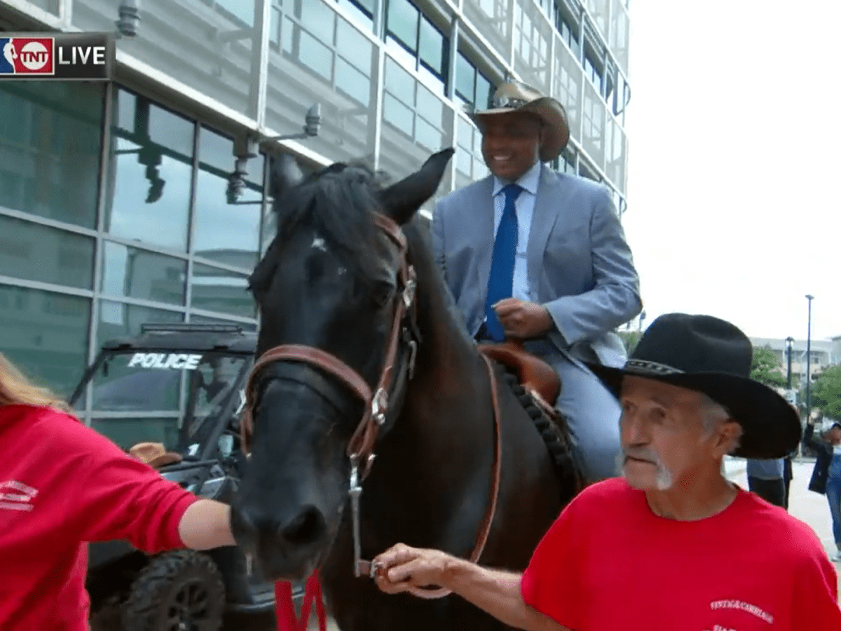 Charles Barkley rides horse onto TNT set ahead of Warriors-Mavericks
