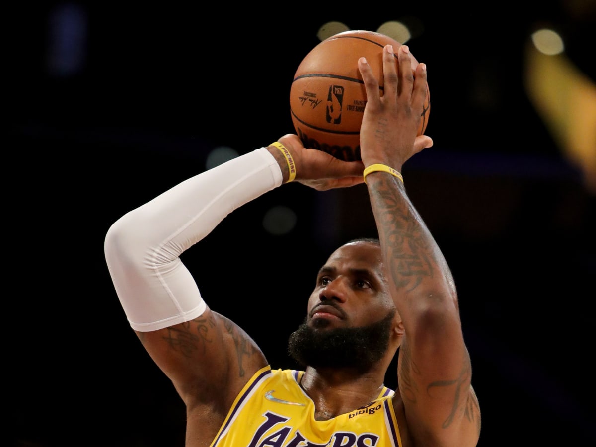 Lakers Announcer Trolls LeBron James After He Throws Up The Worst