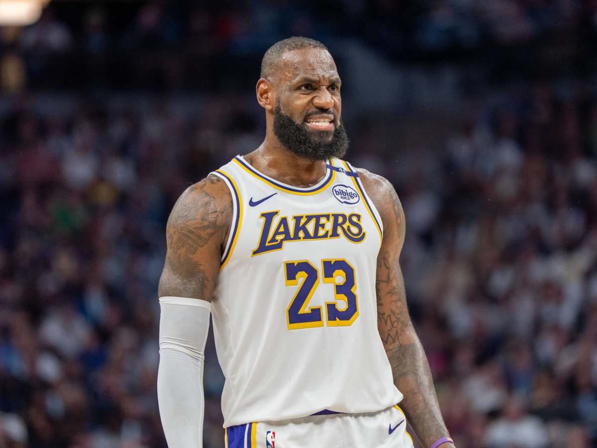 lebron-james-talks-to-an-