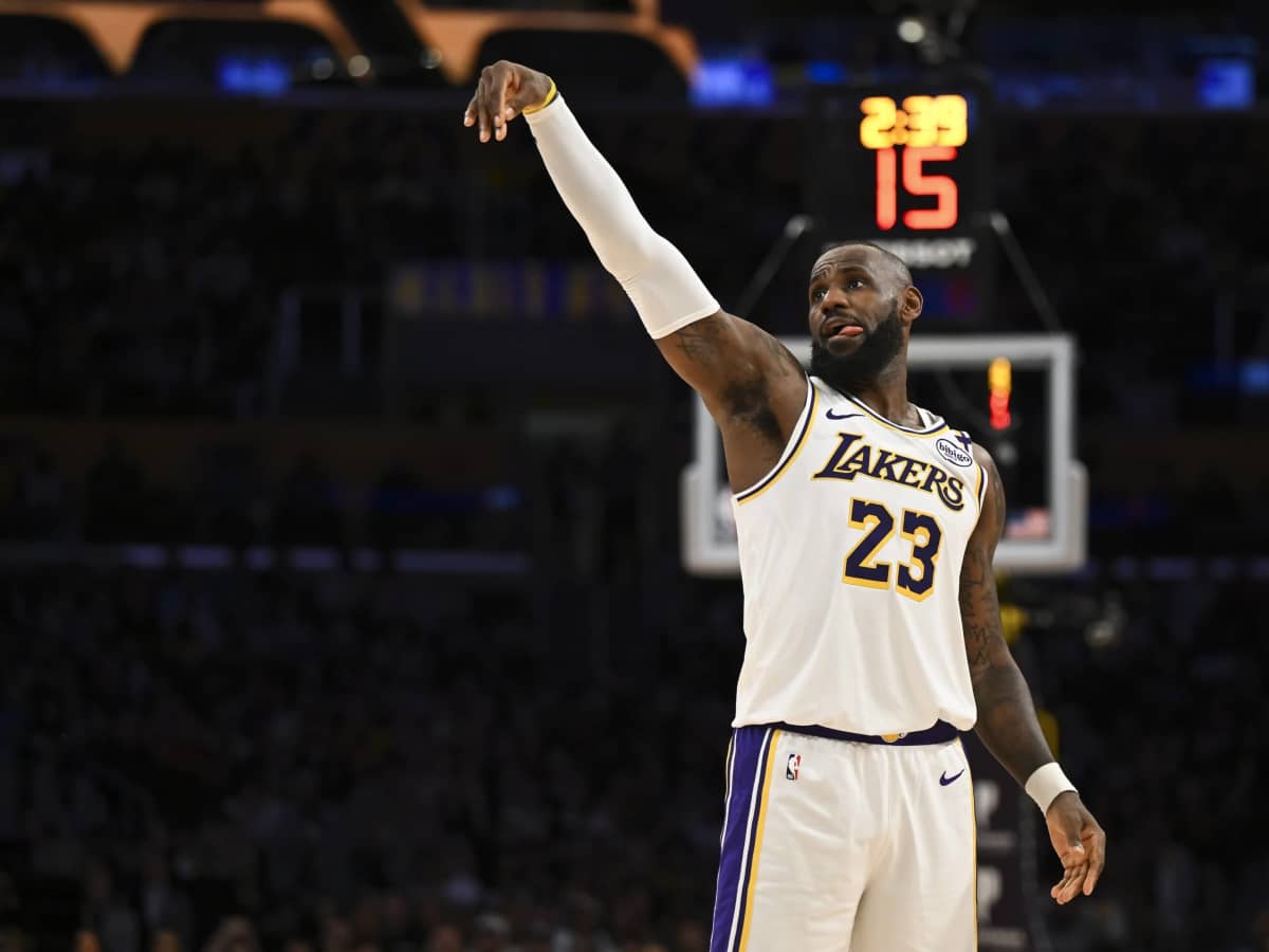 Timberwolves' Bench Clowns LeBron James For Airballing A 3