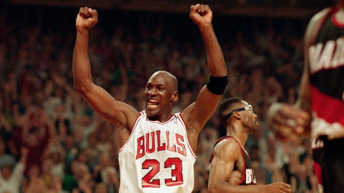 Michael Jordan a obtenu en moyenne plus de 40 points par match sur 50% de  tirs 6 fois dans une série éliminatoire - ThePressFree