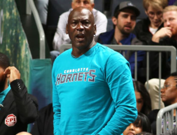 La réaction passionnée de Michael Jordan au match des Charlotte Hornets devient virale : "Il est sur le point de sauter sur le terrain et de leur montrer comment c'est vraiment fait."