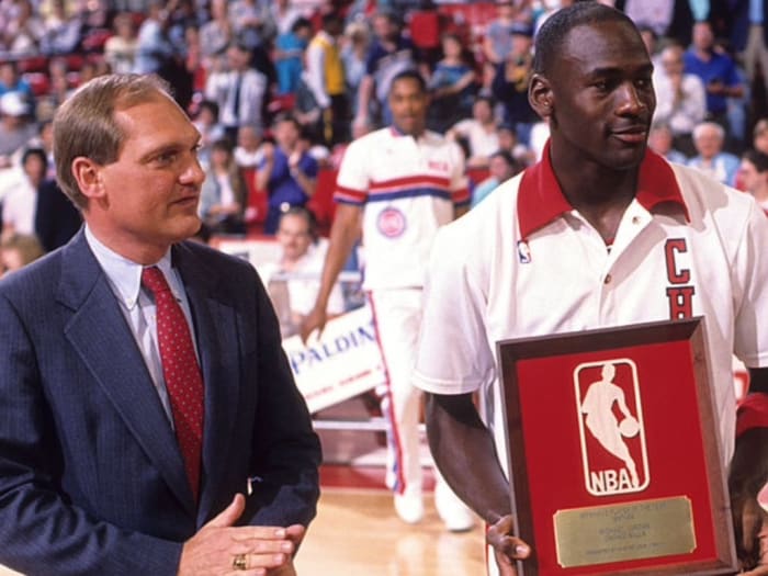 Michael Jordan est le seul joueur de l'histoire de la NBA à remporter le titre de joueur défensif de l'année avec une moyenne de plus de 35 points par match