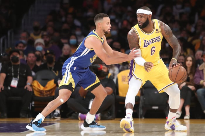 Bill Simmons compares Stephen Curry and LeBron James to see who is the best player of the last 10 years: "It's closer than people think"