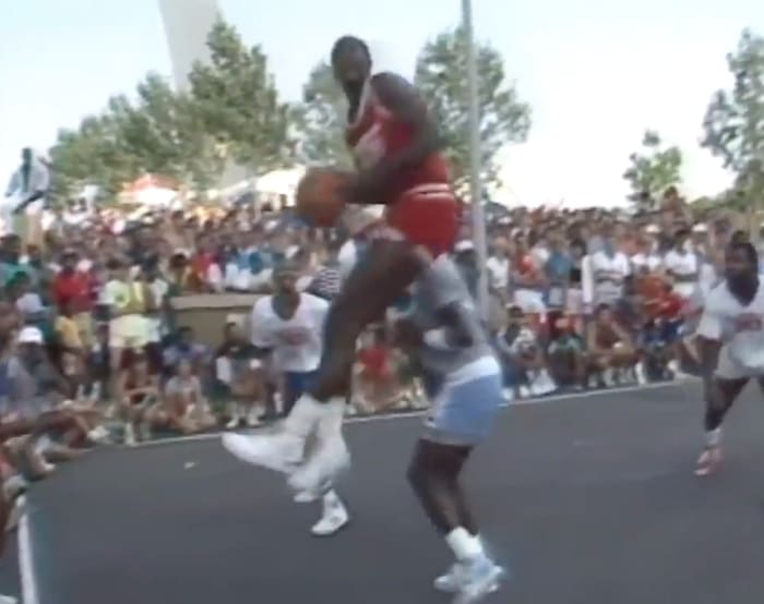 Vidéo rare de Michael Jordan et Dominique Wilkins jouant l'un contre l'autre dans un jeu de ramassage à Saint-Louis en 1986
