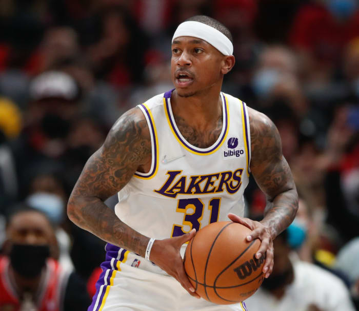 Isaiah Thomas calls out an NBA insider for saying he worked with the Lakers: "What source told you that?  Hmm."