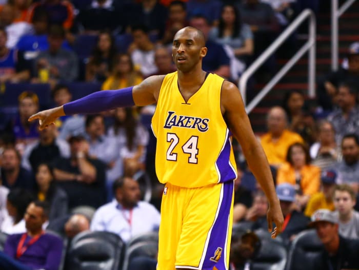 Amazing Footage Of Kobe Bryant Coaching His Fellow Lakers During ...