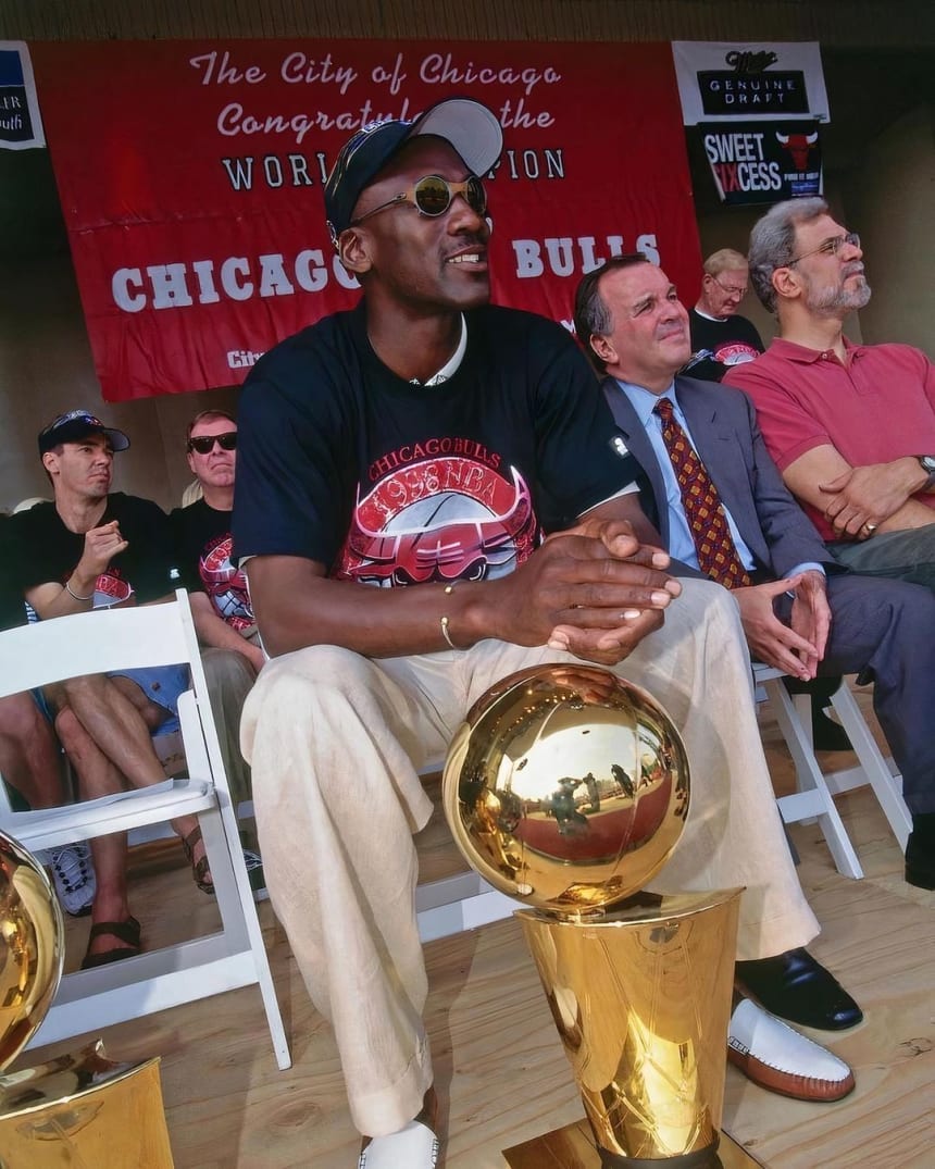 Photos Of Michael Jordan And The Chicago Bulls During 1998 Championship ...