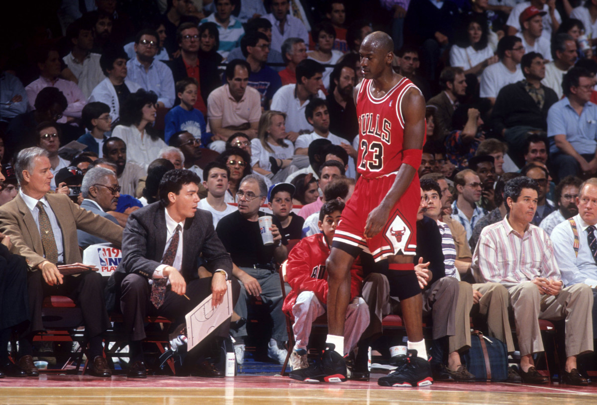 When Michael Jordan Silenced A Court Side Heckler For Making Fun Of His Shoes: "Hey Michael, How's The Shoe? Go Back To The Old One."