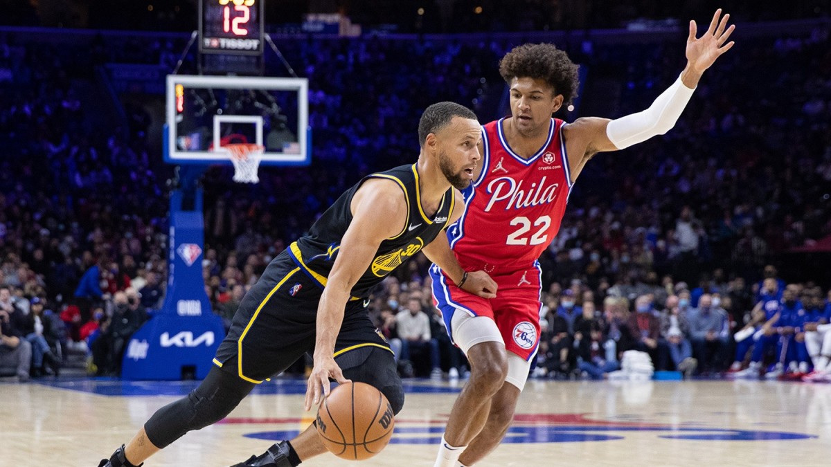 Matisse Thybulle guarding Stephen Curry