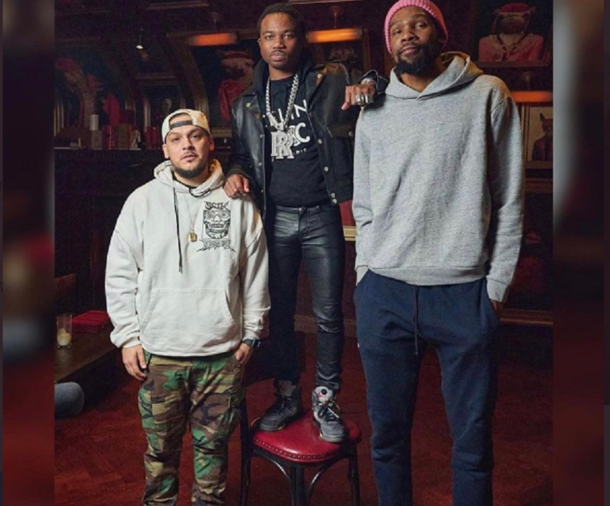 Rapper Roddy Rich Had To Stand On A Chair To Take A Picture With Kevin Durant