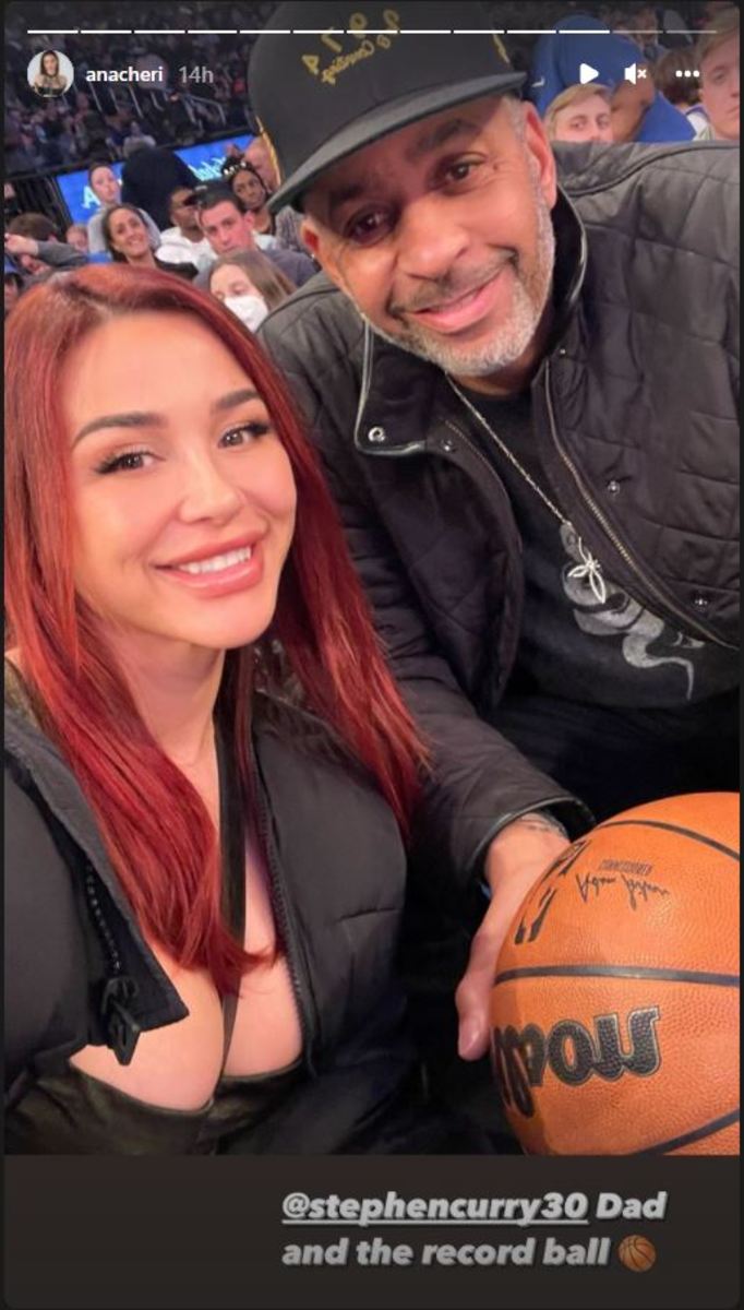 NBA Fans Go Crazy After Dell Curry Is Pictured With 3 Hot Girls: 