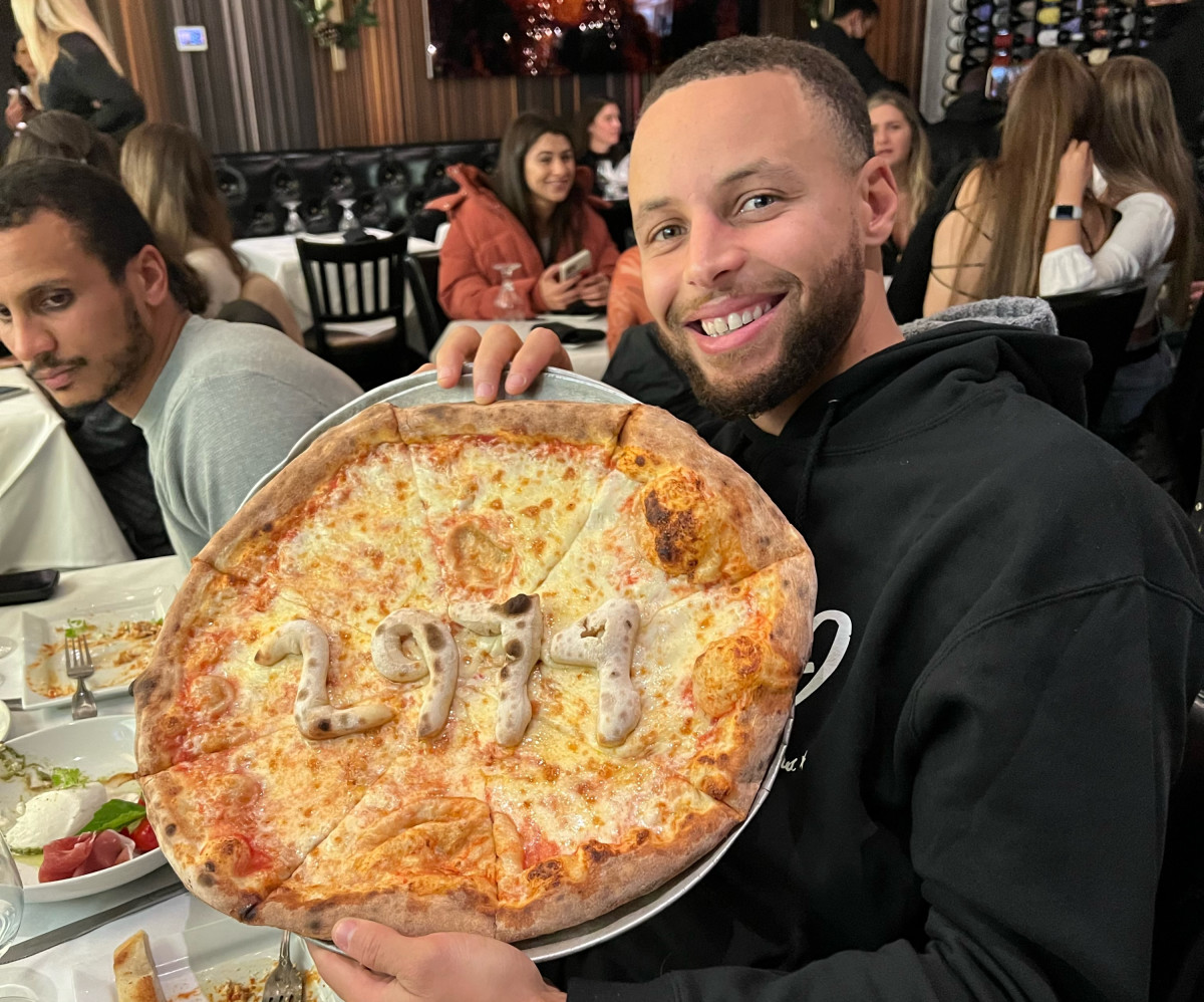Stephen Curry with 2974 Pizza