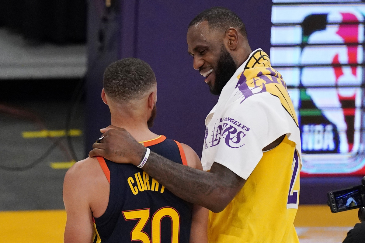 LeBron James Reacts To Draymond Green's Son Helping Stephen Curry On The Bench: "Lil Man Smooth And Locked In"