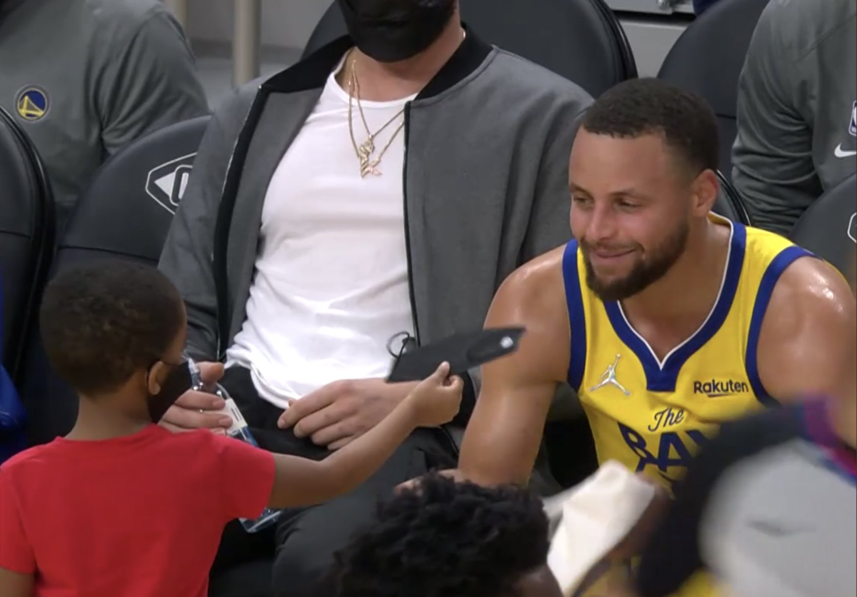 Draymond Green's Son Gave Stephen Curry A Mask When He Went To The Bench In Cute Moment