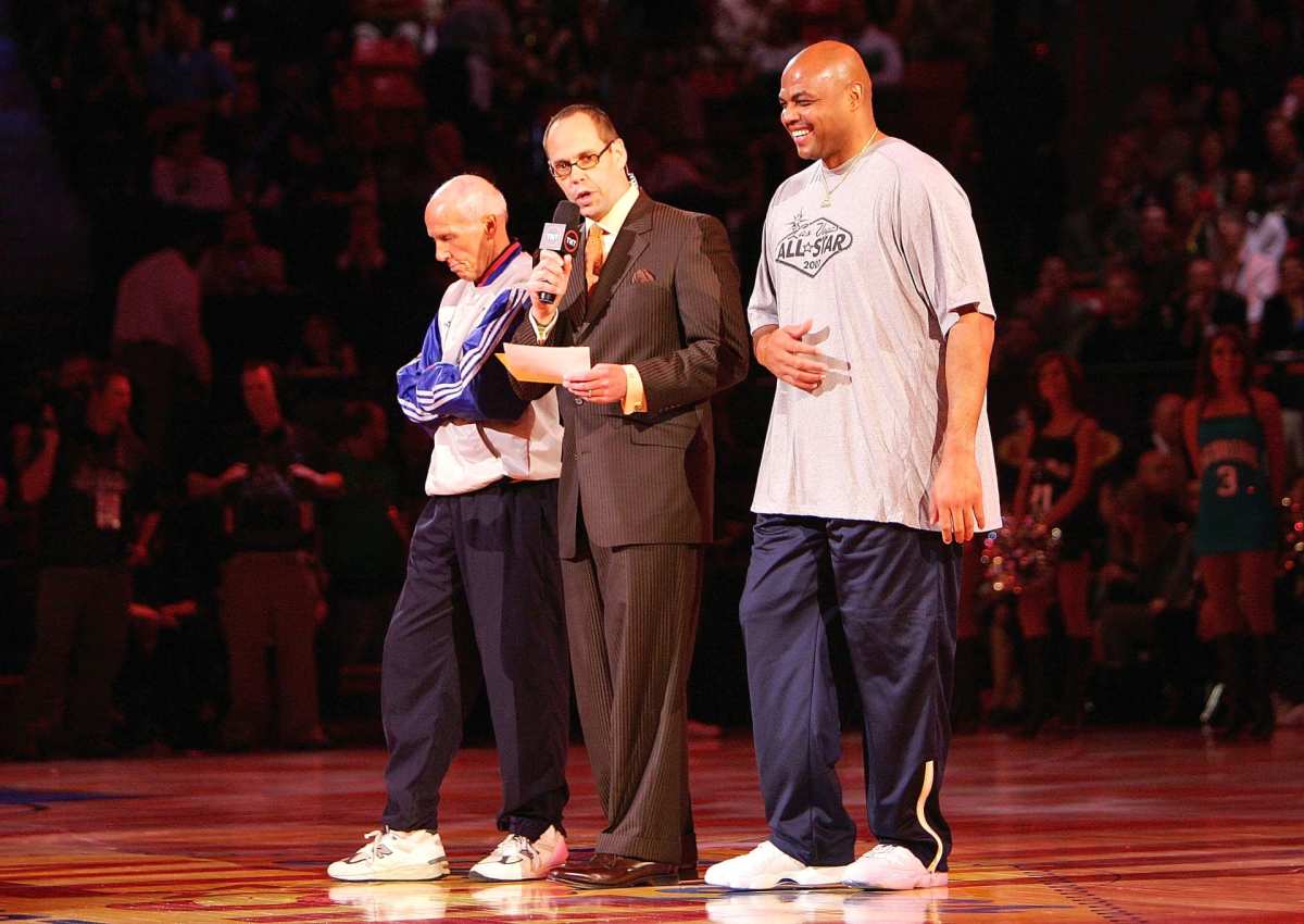 When 44-Year-Old Charles Barkley Raced 67-Year-Old Referee Dick Bavetta At The 2007 All-Star Game: "I Got Nothing Against Old People."