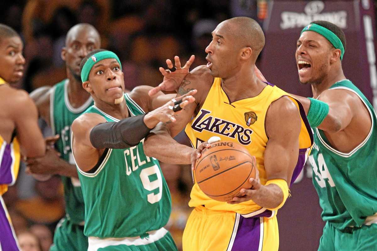 When Kobe Bryant Roasted A Fan Who Mentioned Antoine Walker: “You’re A Celtics Fan? I’m Sorry, Man.”