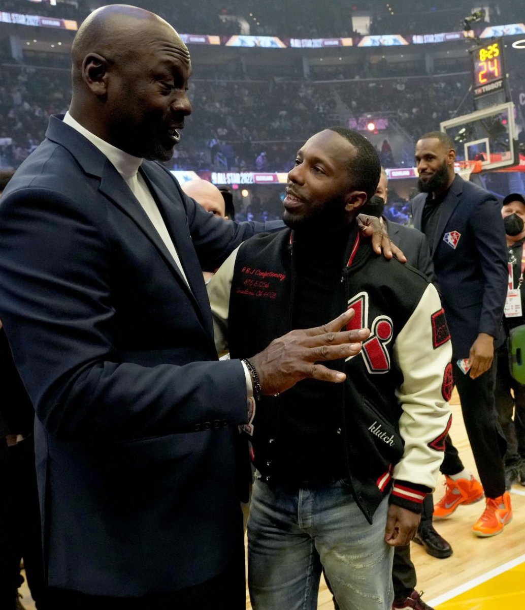Michael Jordan Talking With Rich Paul While LeBron James Jealously Looks At Them