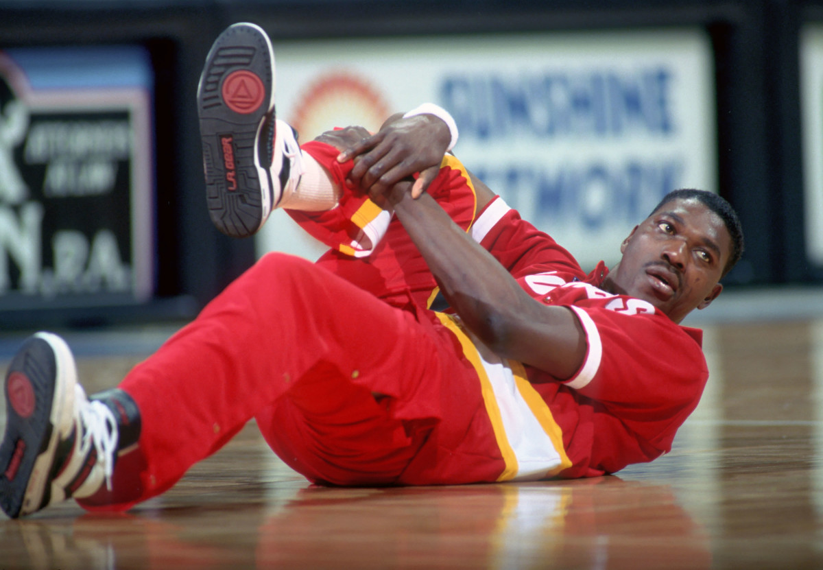 Lot Detail - EARLY 1990'S HAKEEM OLAJUWON SIGNED HOUSTON ROCKETS GAME WORN LA  GEAR SHOES