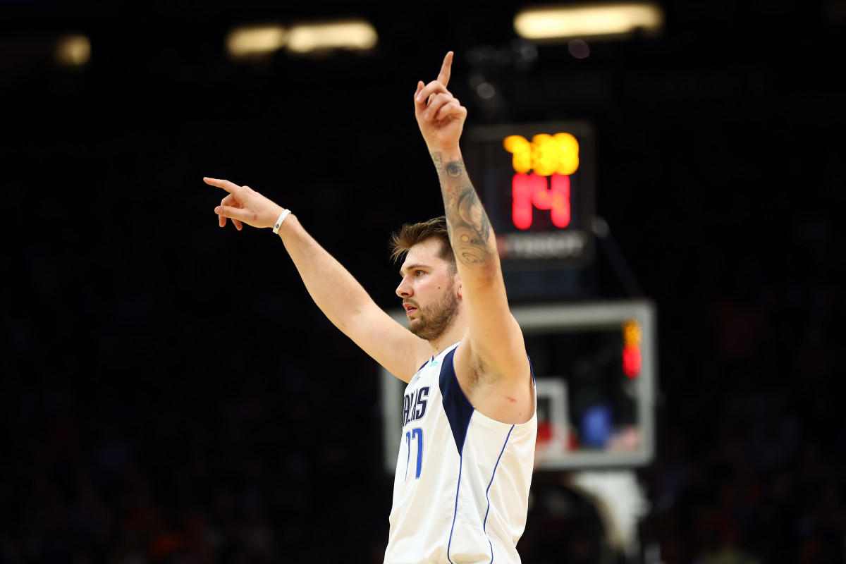 Video: Luka Doncic Taunts DeAndre Ayton After Draining A Three En-Route To 24-Point First Half
