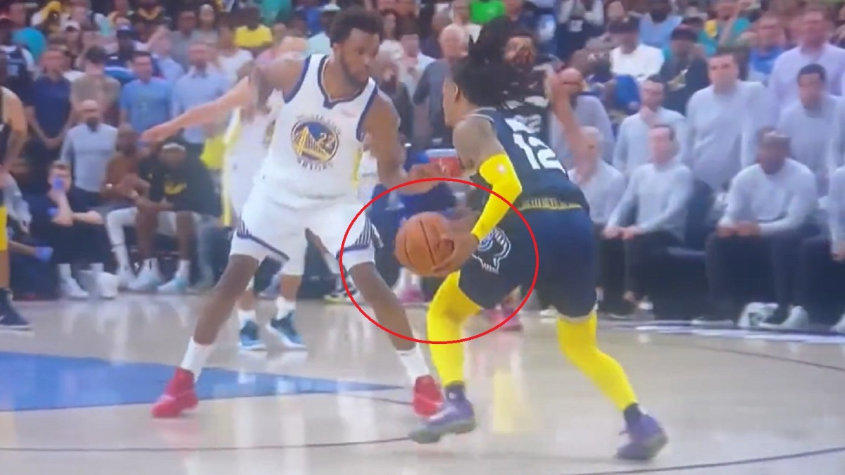 Ja Morant Carried The Ball For 7 Seconds And The Referee Didn't Call It: "Ja Morant Carries The Ball On Pretty Much Every Possession… And It Never Gets Called. This Is Pretty Excessive Too."