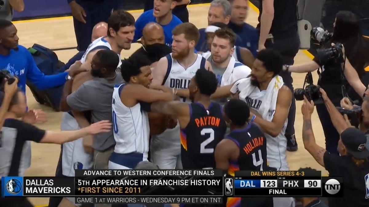 Mavericks' Boban Marjanovic restrained in altercation with Suns