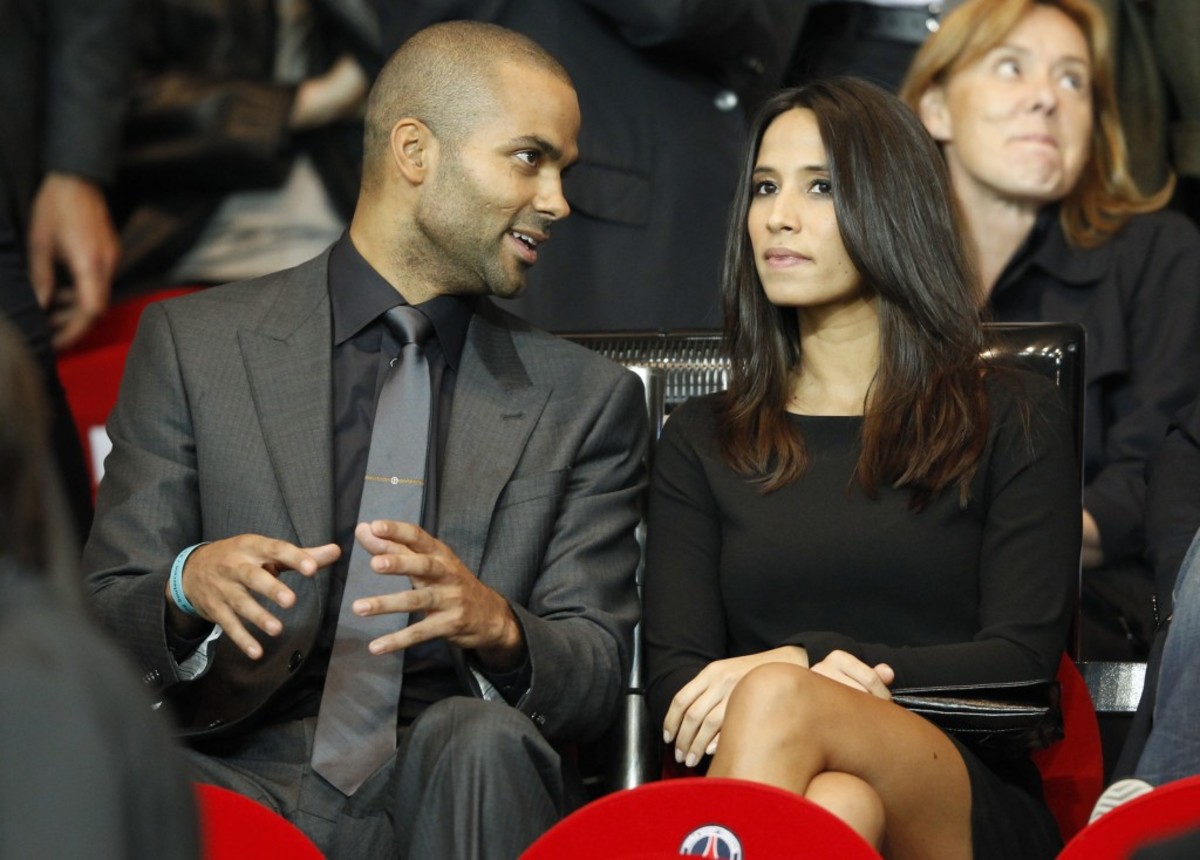 France's basketball player Tony Parker and girlfriend Axelle attend the Champions League soccer match between Paris St Germain and Dynamo Kiev at the Parc des Princes stadium in Paris, September 18, 2012.    REUTERS/Benoit Tessier (FRANCE  - Tags: SPORT BASKETBALL SPORT SOCCER)   - RTR384FH