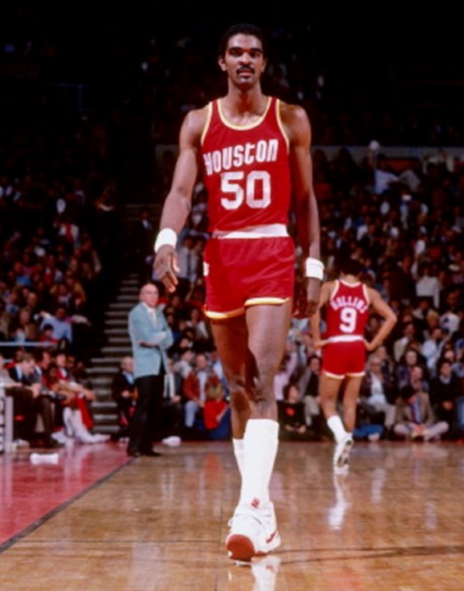 tallest basketball player of all time