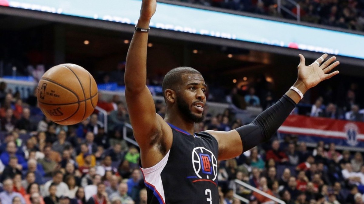 chris-paul-throws-down-two-dunks-in-clippers-win-sm