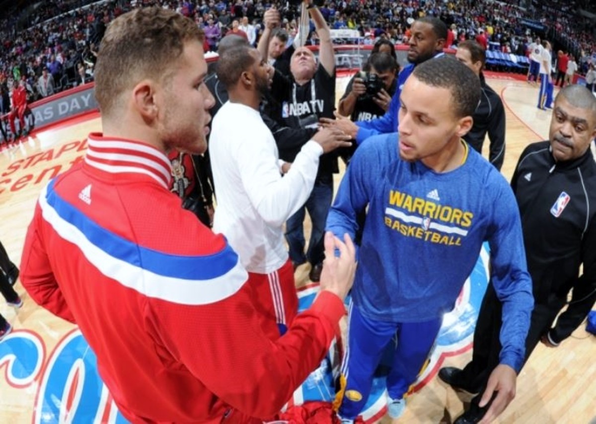 Blake_Griffin_Exchanges_Greetings_with_Stephen_Curry_Before_the_Christmas_2014_Game