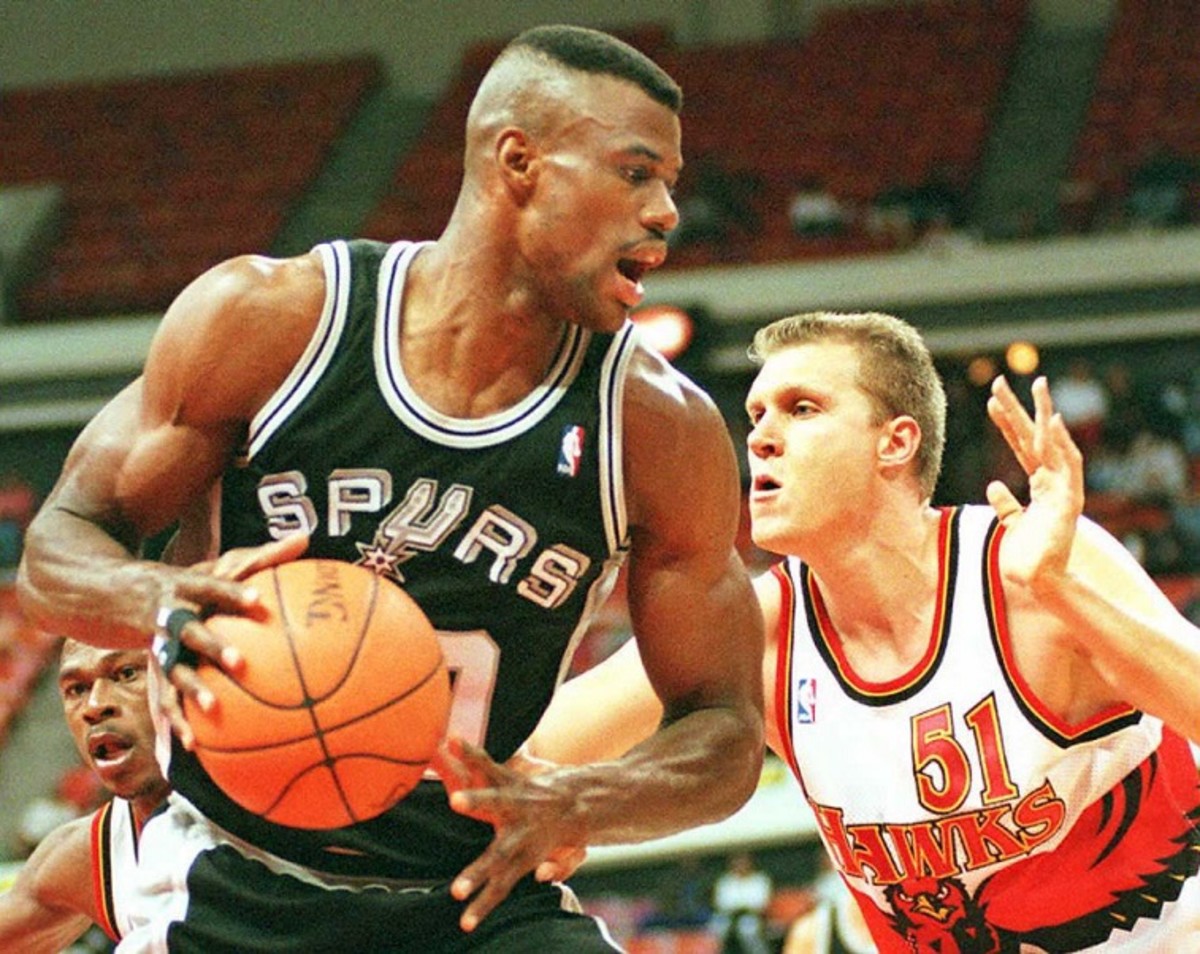 ATLANTA, GA - DECEMBER 7:  San Antonio Spurs' David Robinson (L) tries to maneuver around Atlanta Hawks' Todd Mundt during their NBA game 07 December in Atlanta. Robinson had 17 points going into a half time score of 55-55.  (Photo credit should read DOUG COLLIER/AFP/Getty Images)