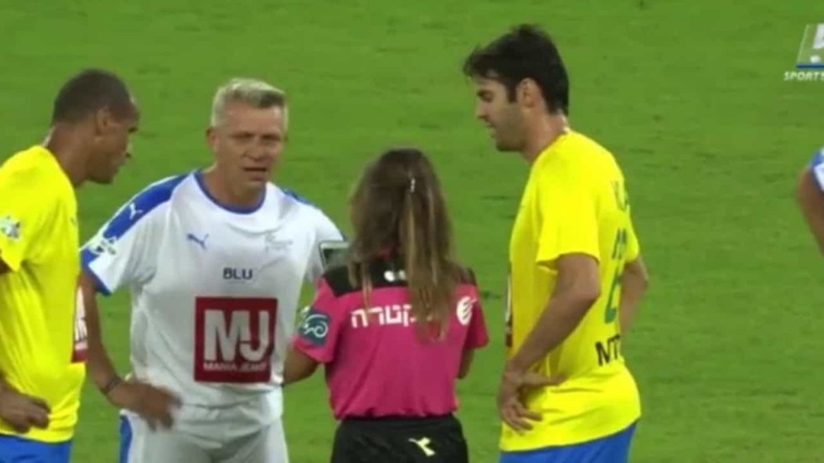 Video: Referee Shows Kaka A Yellow Card Before Taking A Selfie With Him